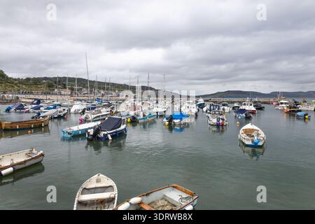 Port avec petits bateaux et yachts. Lyme Regis, Royaume-Uni, 3 juillet 2024 Banque D'Images