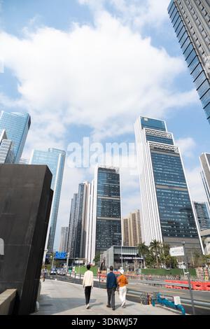 Horizon urbain avec gratte-ciel modernes, piétons marchant sur le trottoir sous ciel nuageux dans les grandes villes Banque D'Images