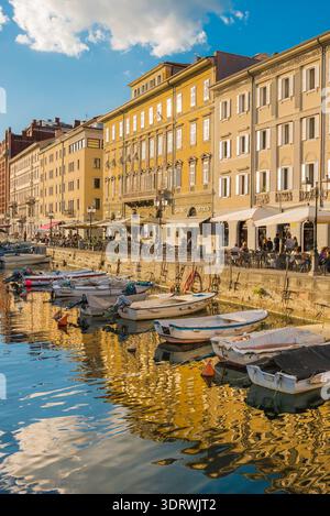 Trieste canal Grande, vue en été des cafés et des bâtiments bordant le canal Grande dans le centre de Trieste, Italie. Banque D'Images