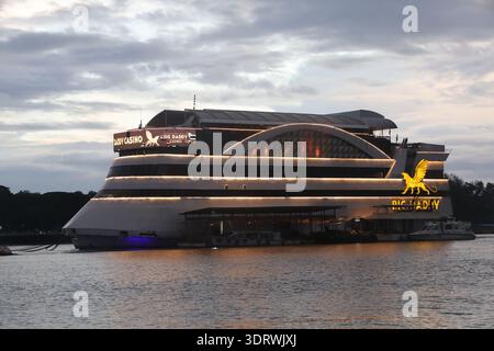 Big Daddy casino sur la rivière Mandovi à Goa. C'est l'un des rares endroits avec des casinos légaux en Inde. Banque D'Images