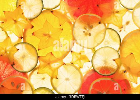 Collage de fruits coloré présentant diverses tranches et formes d'agrumes et de carambola Banque D'Images