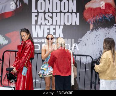 Londres, Royaume-Uni. 19 février 2026. Visiteurs et fashionistas à la London Fashion week London UK crédit : Ian Davidson/Alamy Live News Banque D'Images