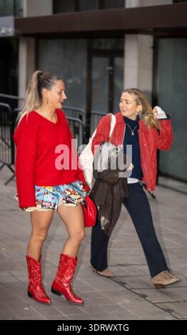 Londres, Royaume-Uni. 19 février 2026. Visiteurs et fashionistas à la London Fashion week London UK crédit : Ian Davidson/Alamy Live News Banque D'Images