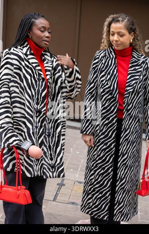 Londres, Royaume-Uni. 19 février 2026. Visiteurs et fashionistas à la London Fashion week London UK crédit : Ian Davidson/Alamy Live News Banque D'Images