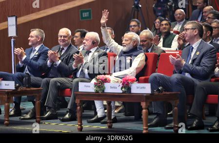 New Delhi, Inde. 19 février 2026. Le premier ministre indien Narendra Modi avec d'autres dirigeants mondiaux lors de la cérémonie d'ouverture du Sommet de l'impact de l'IA en Inde - 2026 à Bharat Mandapam, à New Delhi, le 19 février 2026. Crédit : Seshadri SUKUMAR/Alamy Live News Banque D'Images