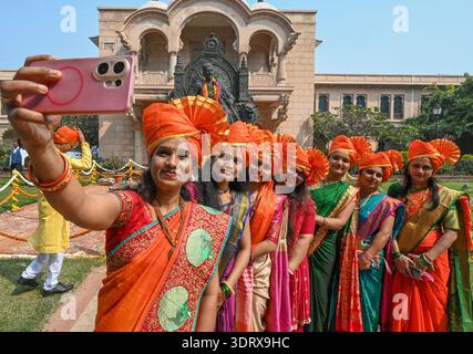 New Delhi, Inde. 19 février 2026. NEW DELHI, INDE - 19 FÉVRIER : des femmes maharashtriennes en tenue traditionnelle participent aux célébrations de Shivaji Jayanti au Maharashtra Sadan le 19 février 2026 à New Delhi, en Inde. (Photo de Raj K Raj/Hindustan Times/Sipa USA) crédit : Sipa USA/Alamy Live News Banque D'Images