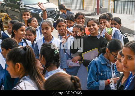 NOIDA, INDE - 19 FÉVRIER : les étudiants attendent à l'extérieur du centre d'examen pour se présenter à la classe 10e Computer UP Board Examination au Rajkiya Inter College Sector 12, le 19 février 2026 à Noida, en Inde. Photo de Sunil Ghosh/Hindustan Times Uttar Pradesh Board Class 10th Exam Banque D'Images
