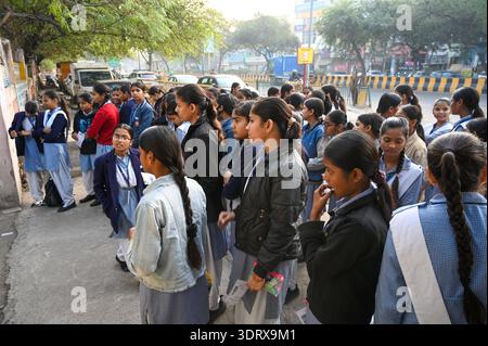 NOIDA, INDE - 19 FÉVRIER : les étudiants attendent à l'extérieur du centre d'examen pour se présenter à la classe 10e Computer UP Board Examination au Rajkiya Inter College Sector 12, le 19 février 2026 à Noida, en Inde. Photo de Sunil Ghosh/Hindustan Times Uttar Pradesh Board Class 10th Exam Banque D'Images