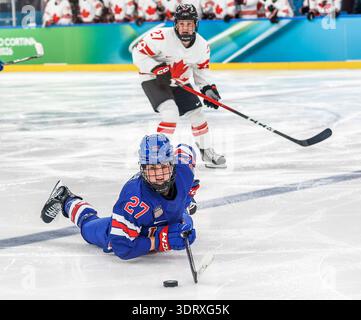 Milan, Italie. 19 février 2026. La canadienne Emma Maltais (27) contrôle le palet sur son ventre devant la canadienne Emma Maltais (27) en deuxième période du match pour la médaille d'or au hockey féminin entre le Canada et les États-Unis à l'aréna de hockey sur glace Milano Santagiulia à Milan, Italie, le jeudi 19 février 2026. Photo de Aaron Josefczyk/UPI crédit : UPI/Alamy Live News Banque D'Images