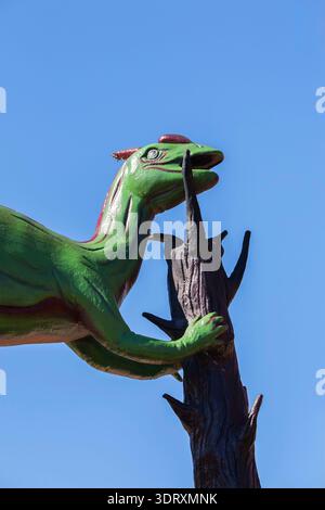 Vert peint grandeur nature réplique similaire d'un dinosaure éteint. Banque D'Images