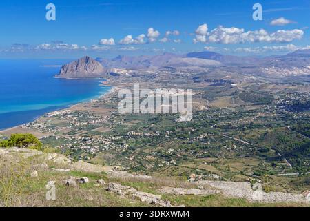 Une vue panoramique époustouflante capturée depuis le sommet du mont Erice, mettant en valeur la vaste étendue du golfe de Castellammare, le sauvage Banque D'Images