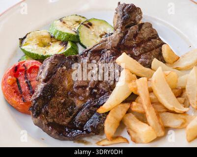 Entrecote de bœuf avec frites et légumes braisés, Majorque, Îles Baléares, Espagne Banque D'Images