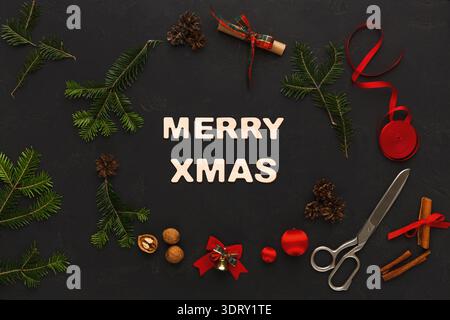 Divers objets créez un collage de vacances pour Merry Xmas Celebration sur un fond sombre Banque D'Images
