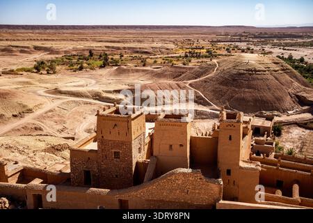 Une vue panoramique saisissante sur l'ancienne ville fortifiée (ksar) d'ait Benhaddou, située dans la province de Ouarzazate. L'image capture le Banque D'Images