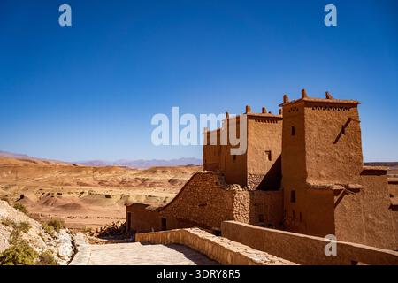 Une vue panoramique saisissante sur l'ancienne cité fortifiée (ksar) d'ait-Benhaddou, située dans la province de Ouarzazate. L'image capture le Banque D'Images