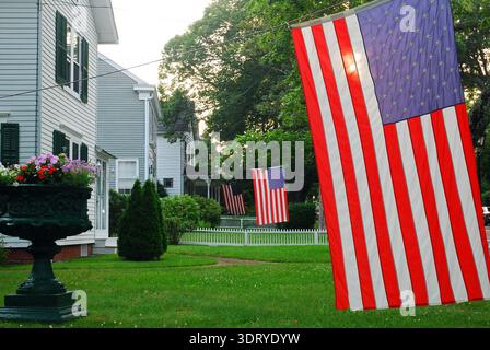 Les drapeaux américains agitent dans la brise sur plusieurs pelouses patriotiques un après-midi d'été à Sag Harbor, New York sur long Island Banque D'Images