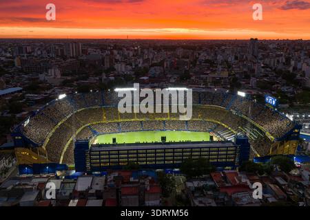Buenos Aires, Argentine, 15 février 2025 : le cœur du football argentin : tir vertical par drone d'une Bombonera illuminée pendant l'heure d'or. Banque D'Images