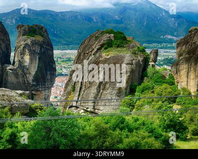 METERORA, GFEECE - 11 MAI 2025 - tours de calcaire Meteora s'élevant au-dessus d'un paysage verdoyant sous la lumière du soleil Banque D'Images