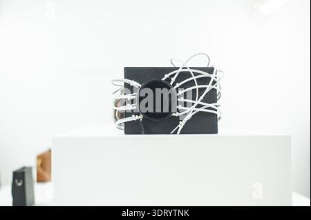 Londres, Royaume-Uni. 19 février 2026. Londres, Nosakhari présente la collection de sacs Modern circuit, une réinterprétation du classique Butler en collaboration avec Tega Akinola Credit : Independent photo Agency/Alamy Live News Banque D'Images