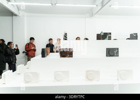 Londres, Royaume-Uni. 19 février 2026. Londres, Nosakhari présente la collection de sacs Modern circuit, une réinterprétation du classique Butler en collaboration avec Tega Akinola Credit : Independent photo Agency/Alamy Live News Banque D'Images