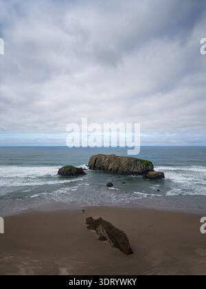 Formation de Haystack Rock à Bandon, Oregon. Photo verticale. Banque D'Images
