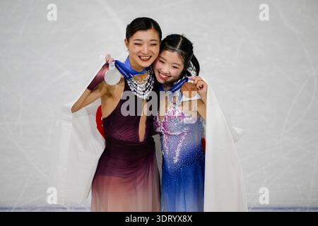 MILAN, ITALIE. 19 février : SAKAMOTO Kaori (JPN) (à gauche) remporte la médaille d'argent et NAKAI ami (JPN) (à droite) remporte la médaille de bronze en patinage artistique en simple libre féminin lors du Milan Cortina 2026 à Milano Ice Skating Arana le jeudi 19 février 2026. MILAN, ITALIE. Crédit : Taka G Wu/Alamy Live News Banque D'Images