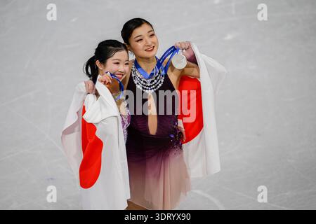 MILAN, ITALIE. 19 février : SAKAMOTO Kaori (JPN) (à gauche) remporte la médaille d'argent et NAKAI ami (JPN) (à droite) remporte la médaille de bronze en patinage artistique en simple libre féminin lors du Milan Cortina 2026 à Milano Ice Skating Arana le jeudi 19 février 2026. MILAN, ITALIE. Crédit : Taka G Wu/Alamy Live News Banque D'Images
