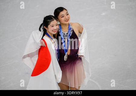 MILAN, ITALIE. 19 février : SAKAMOTO Kaori (JPN) (à gauche) remporte la médaille d'argent et NAKAI ami (JPN) (à droite) remporte la médaille de bronze en patinage artistique en simple libre féminin lors du Milan Cortina 2026 à Milano Ice Skating Arana le jeudi 19 février 2026. MILAN, ITALIE. Crédit : Taka G Wu/Alamy Live News Banque D'Images