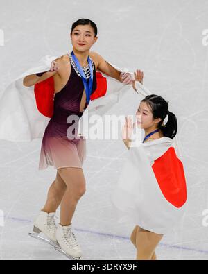 MILAN, ITALIE. 19 février : SAKAMOTO Kaori (JPN) (à gauche) remporte la médaille d'argent et NAKAI ami (JPN) (à droite) remporte la médaille de bronze en patinage artistique en simple libre féminin lors du Milan Cortina 2026 à Milano Ice Skating Arana le jeudi 19 février 2026. MILAN, ITALIE. Crédit : Taka G Wu/Alamy Live News Banque D'Images