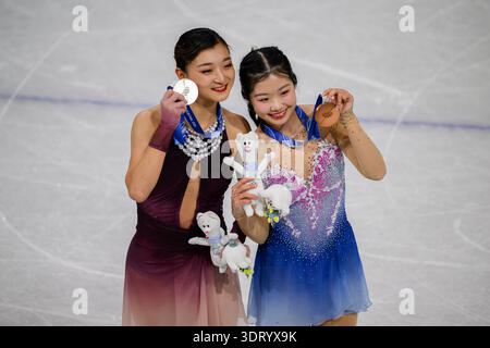 MILAN, ITALIE. 19 février : SAKAMOTO Kaori (JPN) (à gauche) remporte la médaille d'argent et NAKAI ami (JPN) (à droite) remporte la médaille de bronze en patinage artistique en simple libre féminin lors du Milan Cortina 2026 à Milano Ice Skating Arana le jeudi 19 février 2026. MILAN, ITALIE. Crédit : Taka G Wu/Alamy Live News Banque D'Images