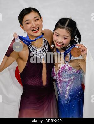 MILAN, ITALIE. 19 février : SAKAMOTO Kaori (JPN) (à gauche) remporte la médaille d'argent et NAKAI ami (JPN) (à droite) remporte la médaille de bronze en patinage artistique en simple libre féminin lors du Milan Cortina 2026 à Milano Ice Skating Arana le jeudi 19 février 2026. MILAN, ITALIE. Crédit : Taka G Wu/Alamy Live News Banque D'Images