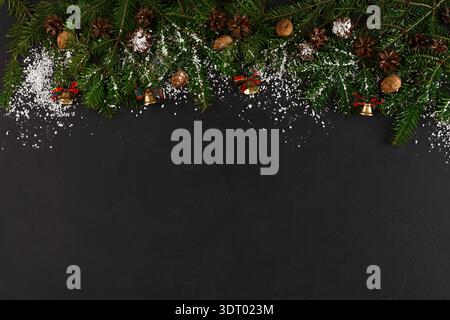 Collection de décorations festives avec branches de pin sur une surface sombre pour l'artisanat des fêtes Banque D'Images