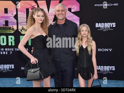 Hollywood, États-Unis. 19 février 2026. Eric Dane, 53 ans, acteur de Grey's Anatomy et Euphoria, est décédé le 19 février à Los Angeles, CA. Il est mort après une bataille contre la SLA, également connue sous le nom de maladie de Lou Gehrig.------------------------------------------------------ Billie Beatrice Dane, Eric Dane et Georgia Geraldine Dane arrivant à la première de « Bad Boys : Ride or Die » de Sony Picture à Los Angeles au TCL Chinese Theatre le 30 mai 2024 à Hollywood, CA. © Lisa OConnor/AFF-USA.com crédit : AFF/Alamy Live News Banque D'Images