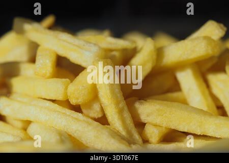 Frites fraîchement cuites servies en tas Banque D'Images