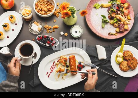 Collection de plats de petit déjeuner disposés sur une table avec divers aliments et boissons Banque D'Images