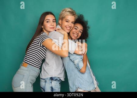 Collage de trois amis souriant ensemble lors d'une séance photo dans un studio Banque D'Images