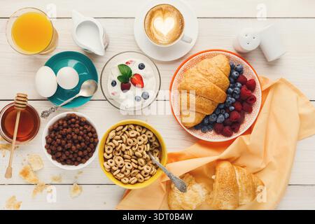 Différents types d'aliments de petit déjeuner disposés dans une collection colorée sur une table Banque D'Images