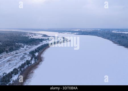Vue aérienne d'un lac gelé à la fin de l'hiver Banque D'Images