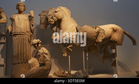 Équipe de quatre chevaux de Pelops, Hippodamée et son serviteur agenouillé, fronton est du temple de Zeus, préparatifs pour la course de chars entre Pelops Banque D'Images