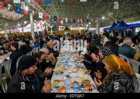 Izmir, Turquie. 19 février 2026. Les gens prient avant de rompre leur jeûne. Les gens ont rompu leur jeûne lors d’un dîner d’iftar de 2 500 personnes organisé le premier jour du Ramadan à Izmir, en Turquie. (Photo de Murat Kocabas/SOPA images/Sipa USA) crédit : Sipa USA/Alamy Live News Banque D'Images