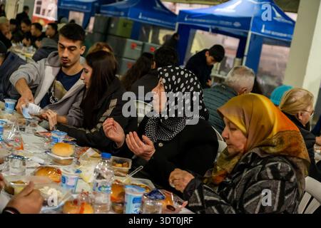 Izmir, Turquie. 19 février 2026. Les gens prient avant de rompre leur jeûne. Les gens ont rompu leur jeûne lors d’un dîner d’iftar de 2 500 personnes organisé le premier jour du Ramadan à Izmir, en Turquie. Crédit : SOPA images Limited/Alamy Live News Banque D'Images