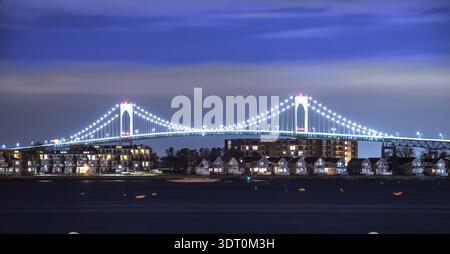 Claiborne Pell Bridge en arrière-plan la nuit à newport rhode Island Banque D'Images