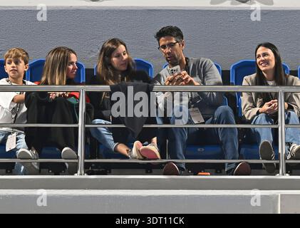 Doha, Qatar. 19 février 2026. Fernando Verdasco (2-R), ancien joueur de tennis espagnol, regarde depuis les tribunes lors du match du tournoi de tennis masculin ATP Qatar ExxonMobil Open 2026 entre Carlos Alcaraz, d'Espagne, et Karen Khachanov, de Russie, au Khalifa International Tennis Complex. Carlos Alcarazwon contre Karen Khachanov 6-7, 6-4, 6-3. Crédit : SOPA images Limited/Alamy Live News Banque D'Images