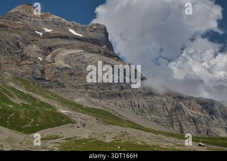 Superbe paysage montagneux à Derborence, en Suisse, présentant des formations rocheuses spectaculaires et des nuages. Banque D'Images