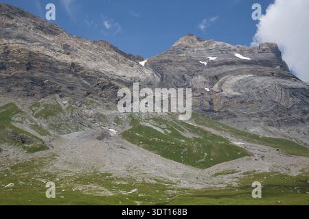 Superbe paysage montagneux à Derborence, en Suisse, avec des terrains rocheux et un ciel dégagé. Banque D'Images