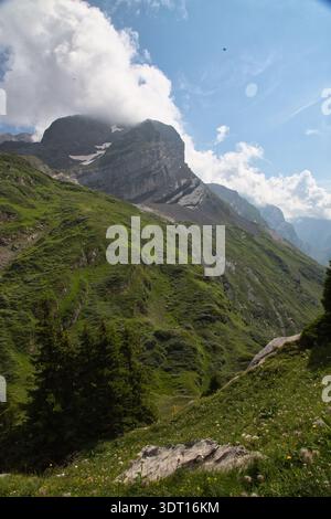 Une vue panoramique sur les montagnes verdoyantes avec des nuages dans le ciel. Banque D'Images