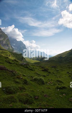 Superbe paysage de montagne avec une végétation luxuriante et des nuages spectaculaires à Derborence, Suisse. Banque D'Images
