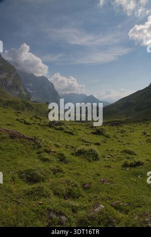 Vue panoramique de Derborence, Suisse avec des vallées verdoyantes et des montagnes majestueuses. Banque D'Images