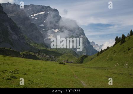 Superbe paysage montagneux à Derborence, Suisse, mettant en valeur la beauté de la nature. Banque D'Images