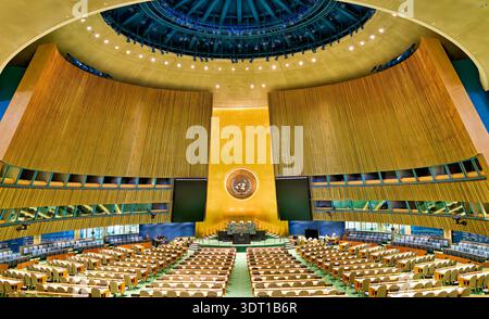Vue intérieure de la salle de l'Assemblée générale des Nations Unies à Manhattan (New York) montrant les places assises et la zone centrale du podium. Banque D'Images